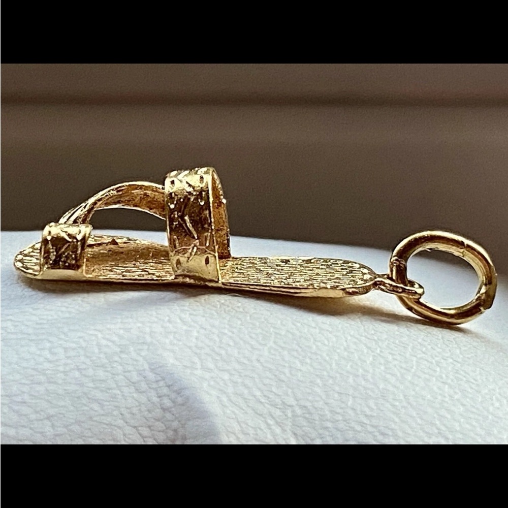 18k Gold Flip Flop Summer Sandal Charm Pendant - Hallmarked 750 (Unoaerre) - Picture 7 of 13